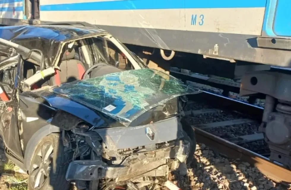 Ramos Mejía.  Un auto fue embestido por el tren y murió una joven de 19 años.