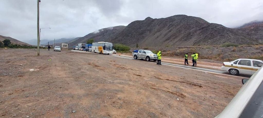 Personal del Cuerpo de Seguridad Vial provincial trabaja en el ordenamiento y regulación del tránsito en distintos puntos de la Ruta 9 en la Quebrada de Humahuaca.