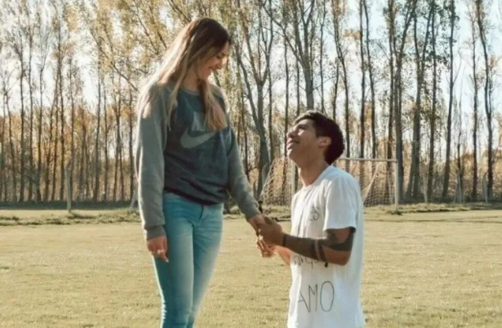 El joven hizo una remera que decía: "¿Te queres casar conmigo? Te amo".