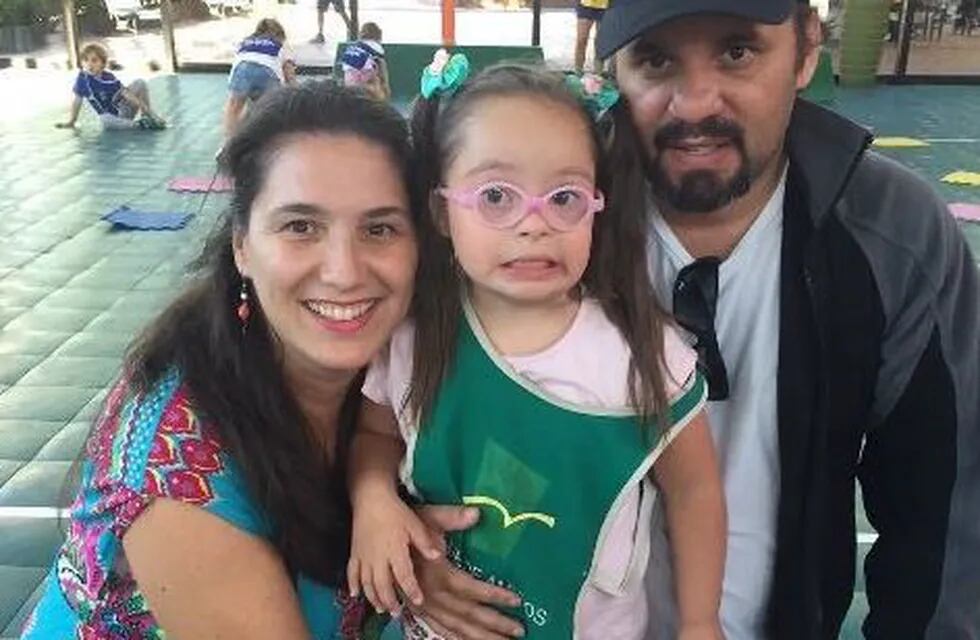 Ángeles Dormuá recorrió varias escuelas pero ninguna acepta a su hija Francesca, que tiene Síndrome de Down. (Foto: Misiones Online)