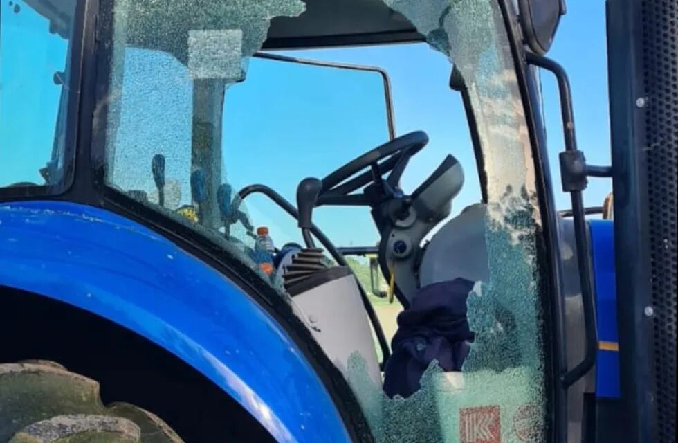 El tractor que sufrió el disparo de arma de fuego
