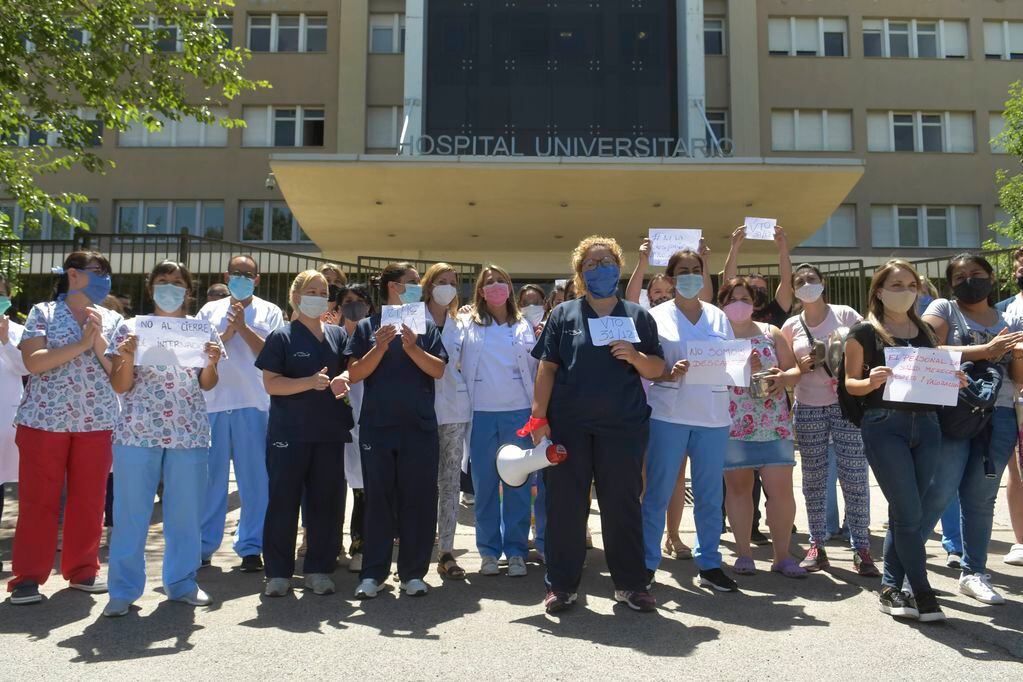 Protesta de medicos y personal de la salud, en la puerta del Hospital Universitario, tras anuncios del cierre del área de Covid.