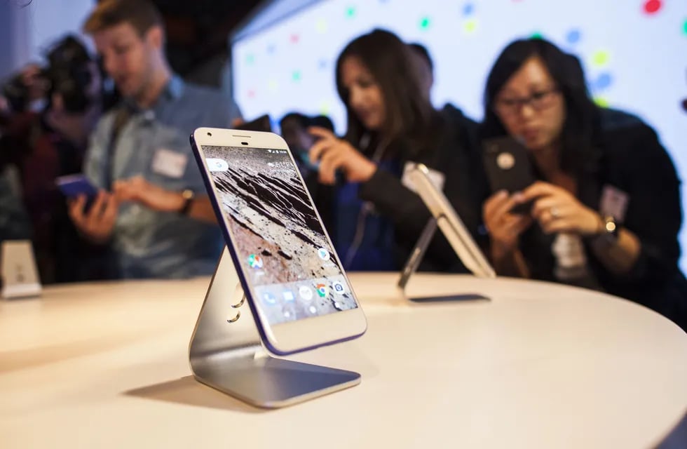 SAN FRANCISCO, CA - OCTOBER 04: Members of the media examine Google's Pixel phone during an event to introduce Google hardware products on October 4, 2016 in San Francisco, California. Google unveils new products including the Google Pixel Phone making a jump into the mobile device market.   Ramin Talaie/Getty Images/AFPn== FOR NEWSPAPERS, INTERNET, TELCOS & TELEVISION USE ONLY ==