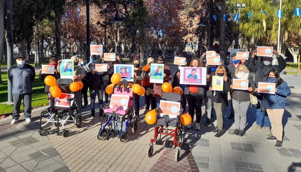 En la plaza departamental de Rivadavia los papás reclamaron también poder vacunar a sus hijos discapacitados.