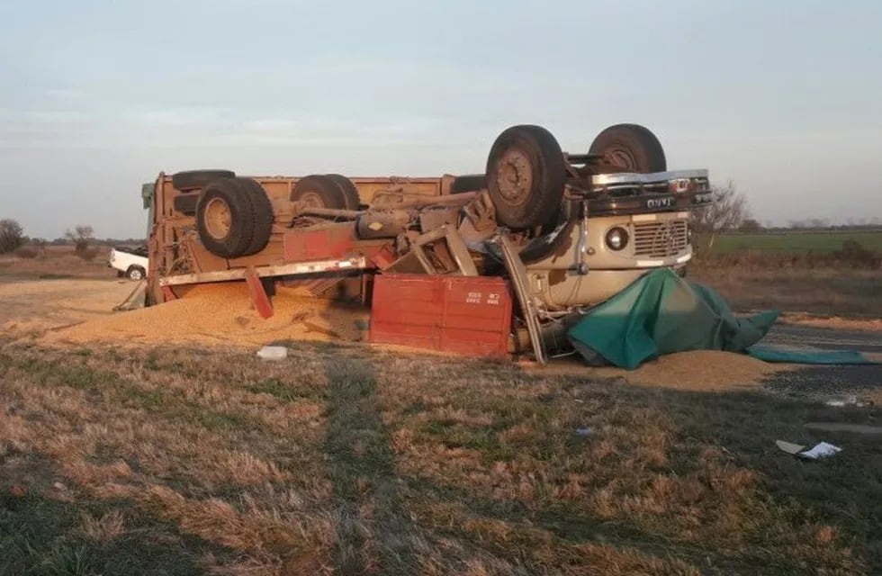 Camión volcó en el kilómetro 116 de la autopista Rosario-Santa Fe y el chofer falleció. (Twitter)