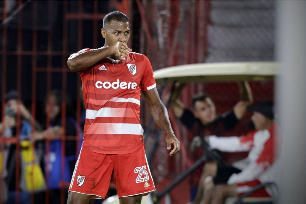 Salomón Rondón se destapó con sus goles para River, en Parque Patricios, ante Huracán. (Fotobaires)