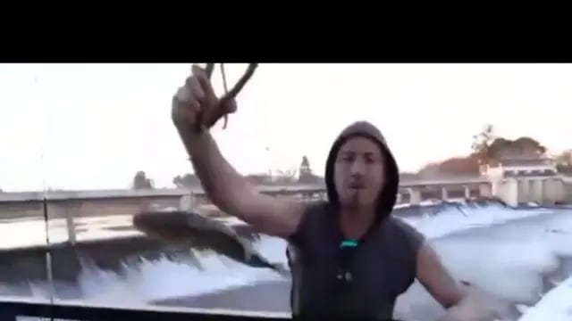 El particular pescador cordobés que se hizo viral por la forma en que atrapó un pez en el río de Villa María. (Captura video)