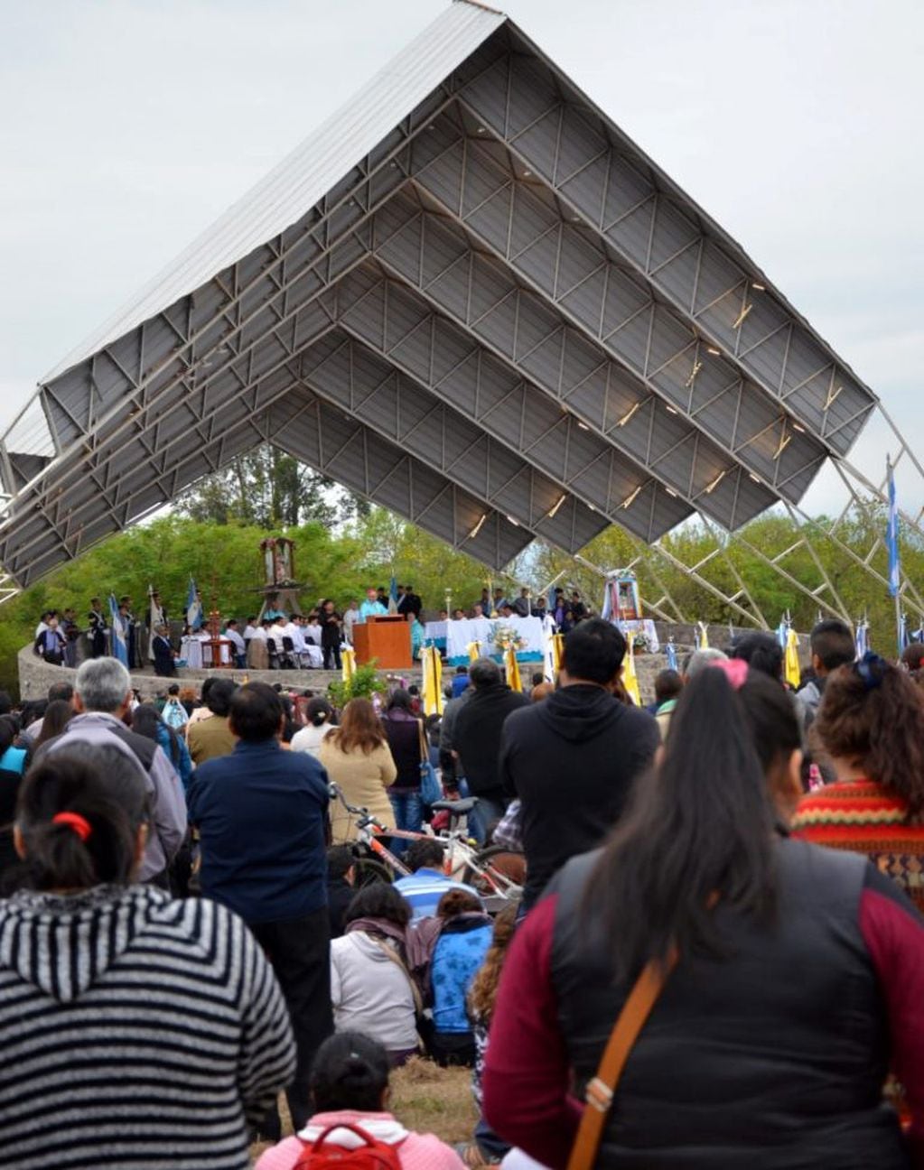 Multitudes se reúnen en el "Campito de la Virgen", en Río Blanco.