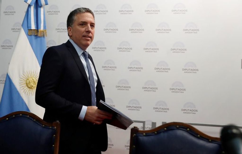 El ministro de Economía de Argentina, Nicolás Dujovne, llega para ofrecer declaraciones en la Cámara de Diputados.