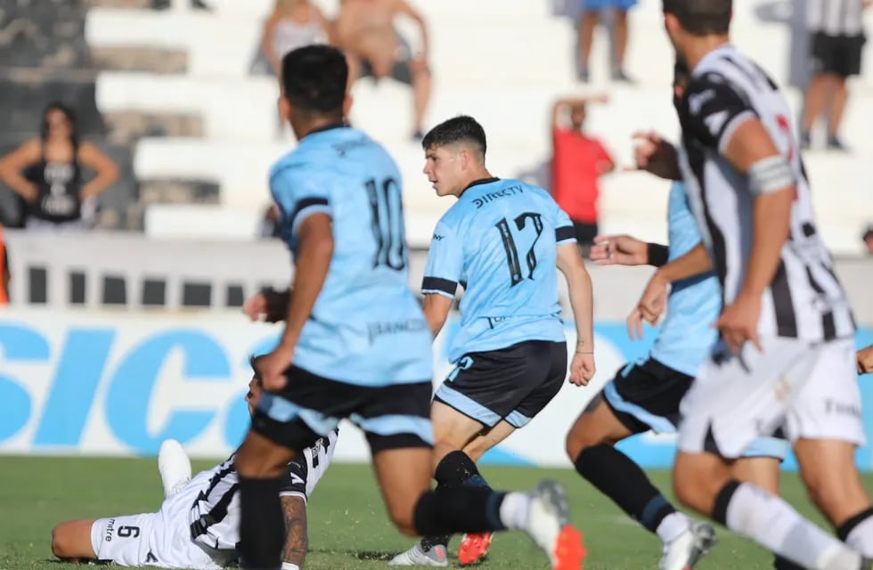 El toque de calidad de Bruno Zapelli para el gol del triunfo de Belgrano en Mendoza (Prensa Belgrano).