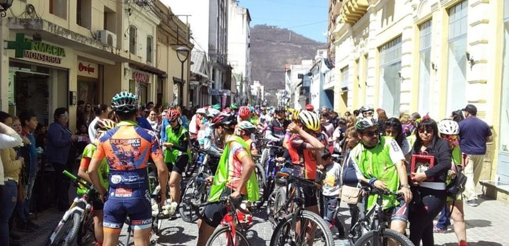 Peregrinos ciclistas llegan al centro de la ciudad para rendir homenaje al Señor y la Virgen del Milagro. (Vía Salta)