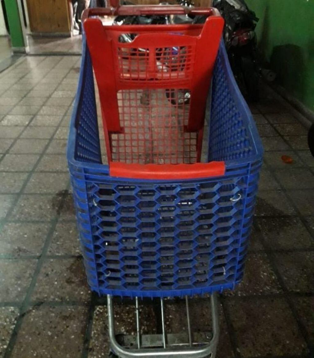 Robó un changuito de un supermercado en La Plata y lo quiso vender en Internet