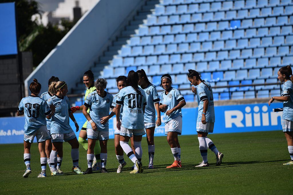 Partido de futbol femenino entre Belgrano y UAI. Foto Pedro Castillo 
