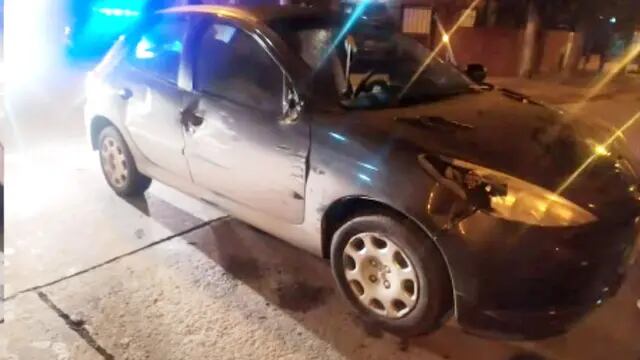 El auto que embistió al control policial quedó con daños en su trompa y el costado derecho. (Captura video)