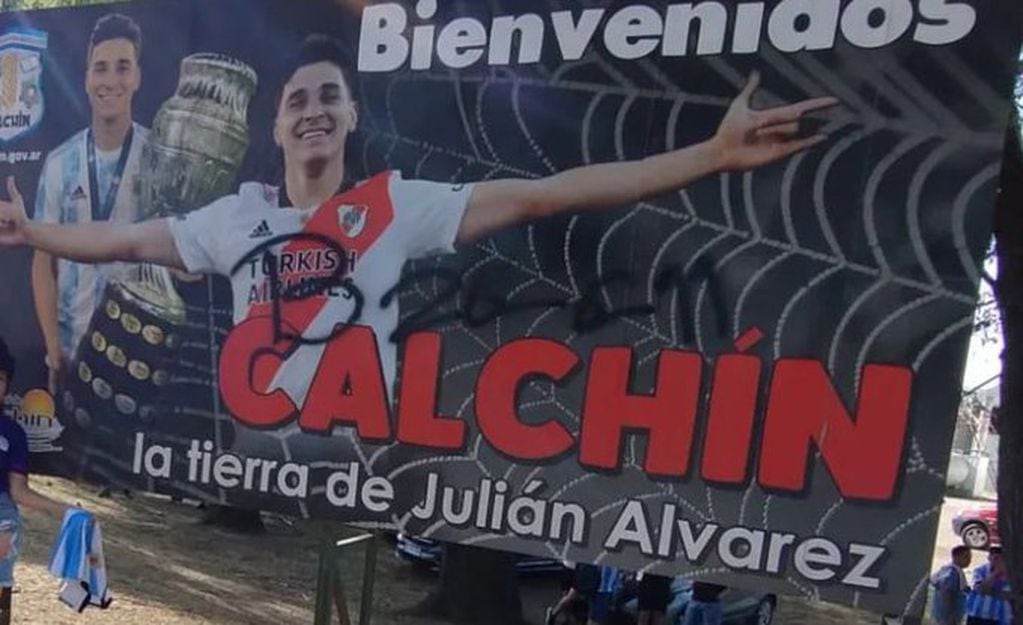 El cartel en homenaje a Julián Álvarez.