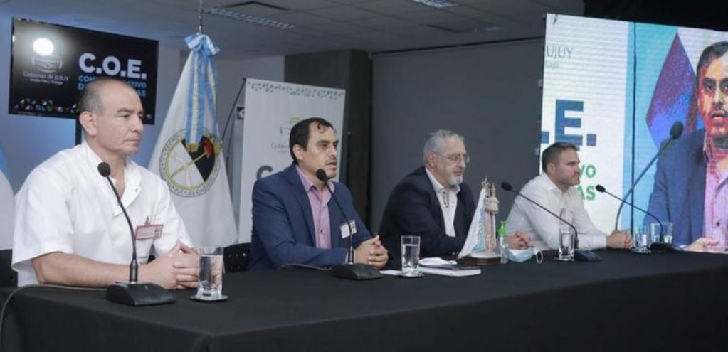 Los médicos Pablo Jure y Omar Gutiérrez, junto al ministro de Salud Gustavo Bouhid y el secretario de Turismo Diego Valdecantos.