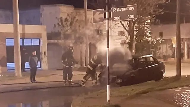 Incendio de un remis en Pedro Avanthay y Maipú