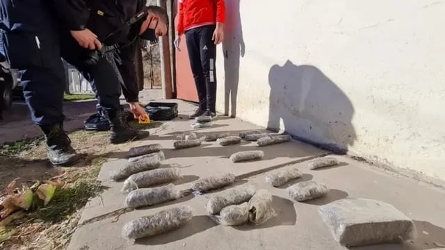 La Policía halló 47 paquetes con marihuana en el barrio Amep