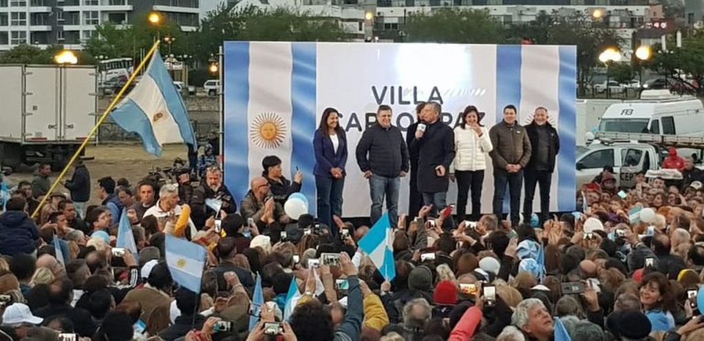 Mauricio Macri acompañado por Juliana Awada, y los candidatos a Diputados Mario Negri, Luis Juez y Soher El Sukaria.