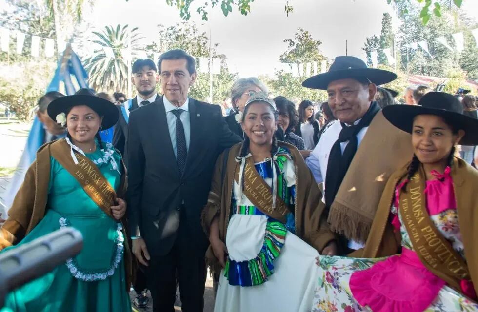El gobernador Carlos Sadir junto a paisanas y gauchos que engalanaron los actos celebratorios del 431.er aniversario de la ciudad San Salvador de Jujuy.