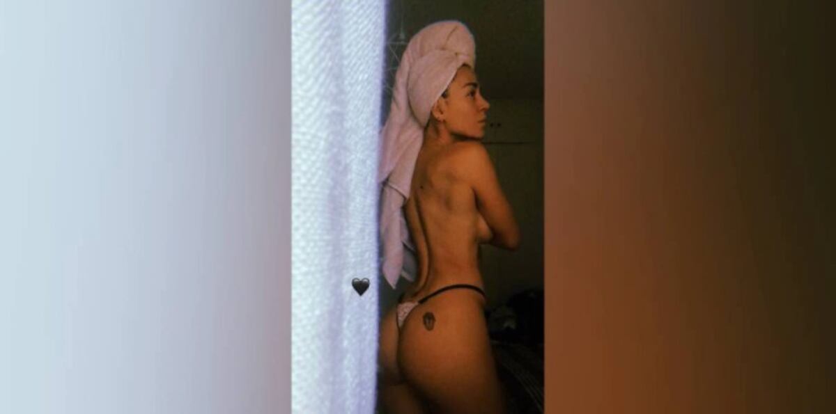 Jimena Barón posó al salir de la ducha.