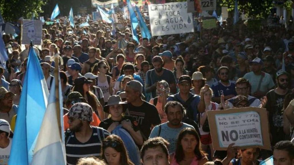 Banderazo en Mendoza. (Foto: gentileza Asamblea por el agua)