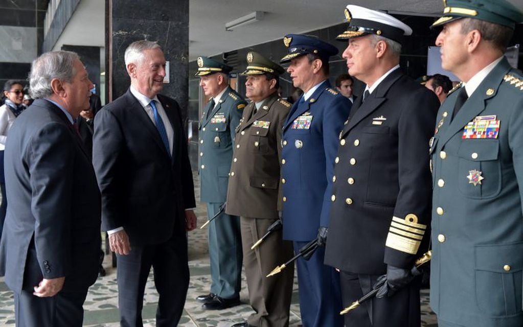 Secretario de Defensa de los Estados Unidos James Mattis es recibido con honores militares por el ministro de Defensa de Colombia Guillermo Botero