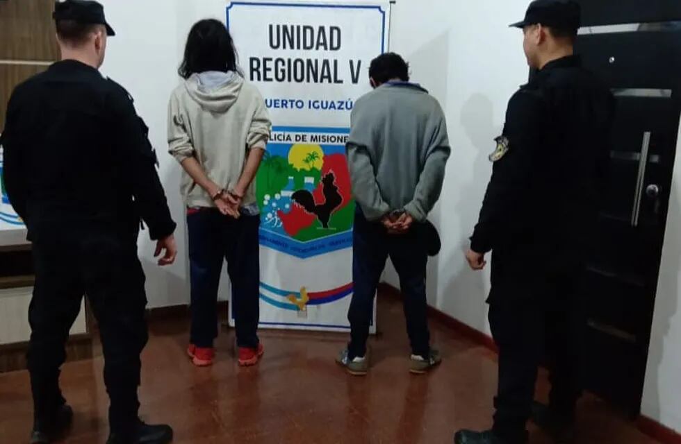 Detienen a dos sujetos tras ser hallados dentro de un domicilio en Puerto Iguazú.