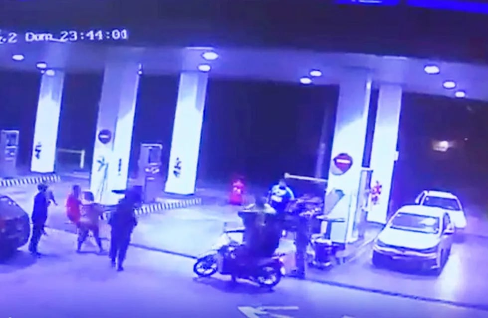 El video de la estación de servicio de avenida Vélez Sársfield muestra la agresión a los trabajadores de ese lugar. (Captura video)