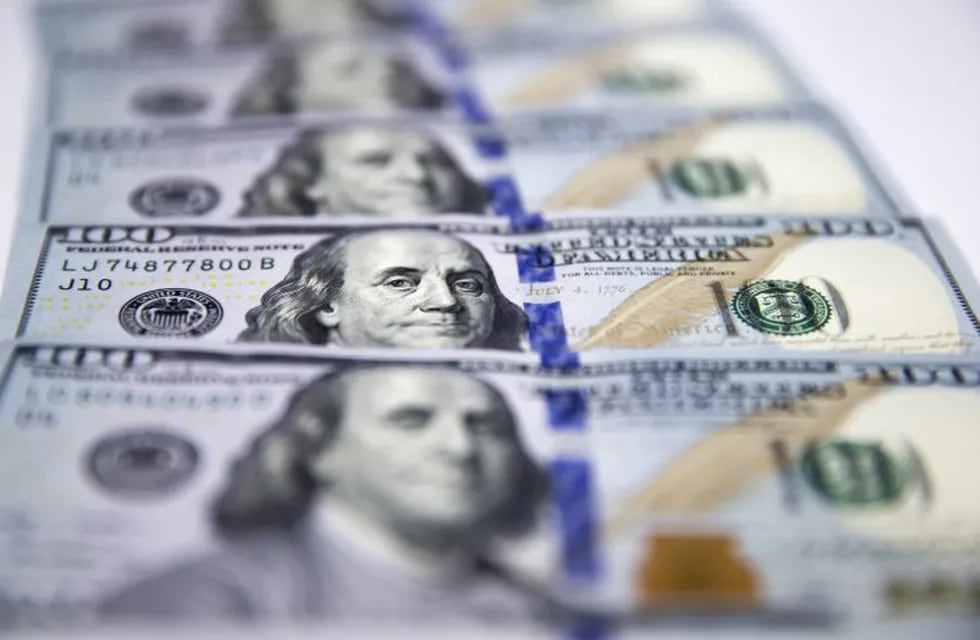 Dólar: el oficial cerró a $71,48 y el contado con liquidación subió a $115,40. (BLOOMBERG)
