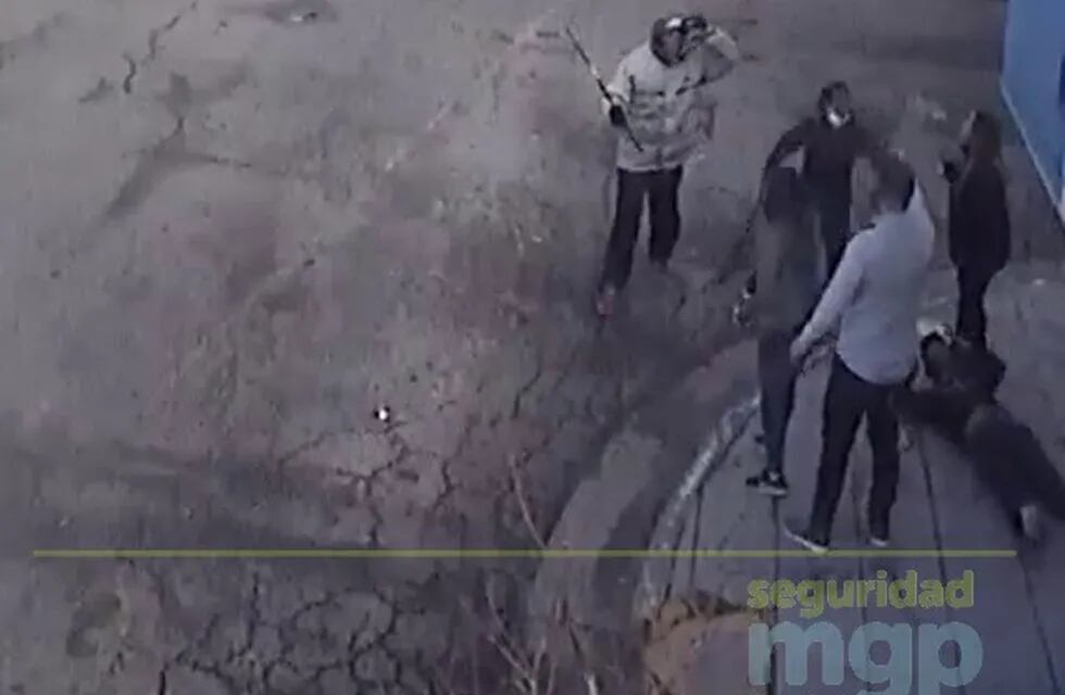 Brutal pelea de cuidacoches marplatenses: le pegó con un hierro y le quebró una pierna (Imagen: Captura de video)