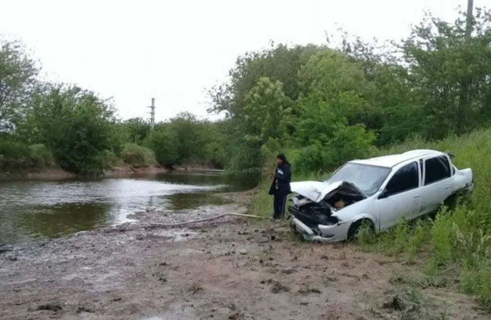 Un auto despistó y terminó en el arroyo Saladillo