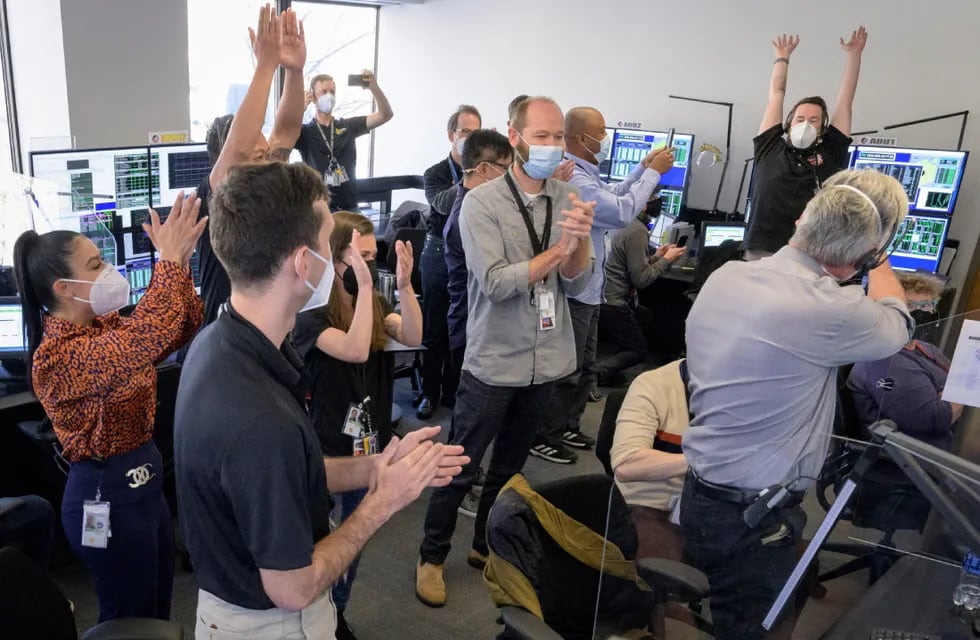 El equipo de operaciones de la NASA celebra un nuevo logro. (Foto / NASA)