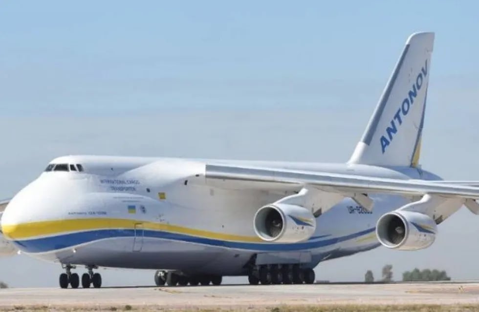 Gran revuelo en la cabecera de la pista del aeropuerto de Mendoza por la llegada de un gran avión Antonov 124 .