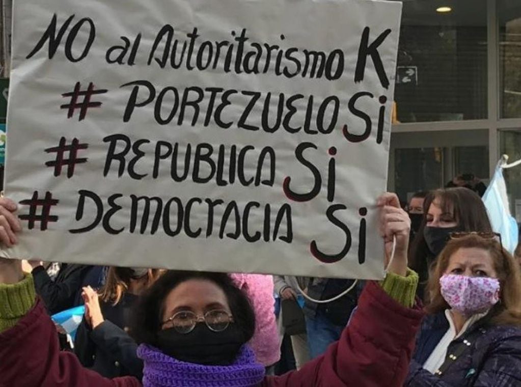 Las consignas en Mendoza: "República Sí, Democracia también", y apoyando a la obra de "Portezuelo Sí".