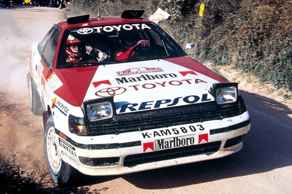 Sainz, siempre navegado en el WRC por Luis Moya. Aquí, en con el Toyota Celica GT-Four (ST 165), en San Remo 1990, el evento en el que alcanzaría su primer título mundial.