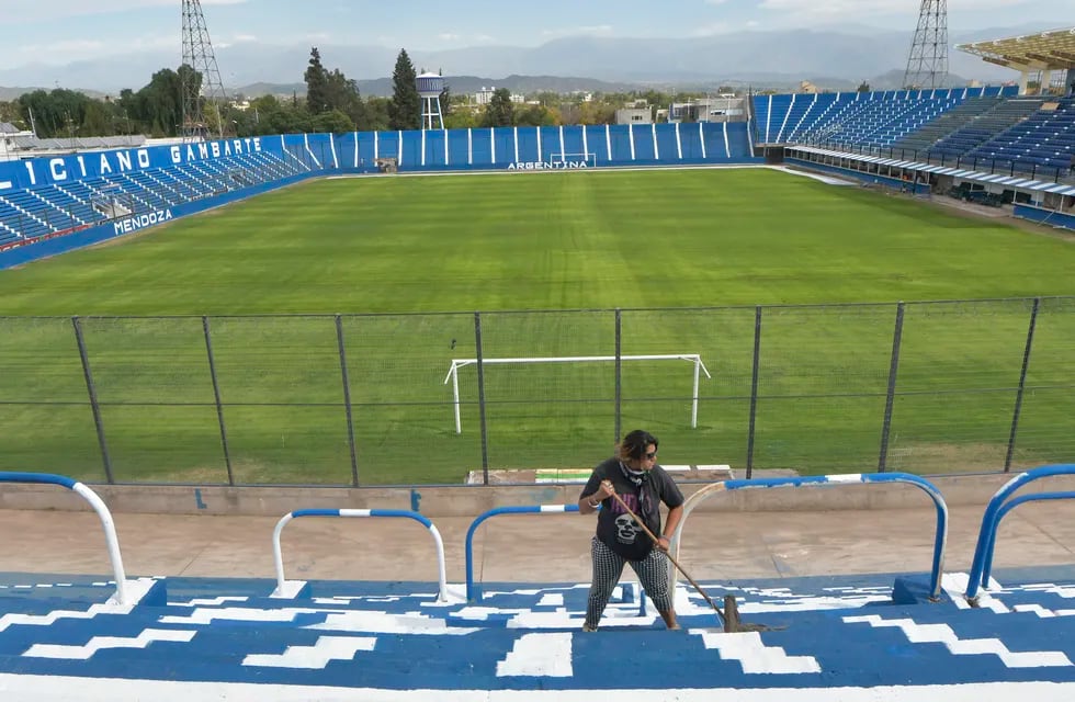 Importantes trabajos de restauración se realizaron en el estadio Feliciano Gambarte para el partido del domingo. Orlando Pelichotti/Los Andes