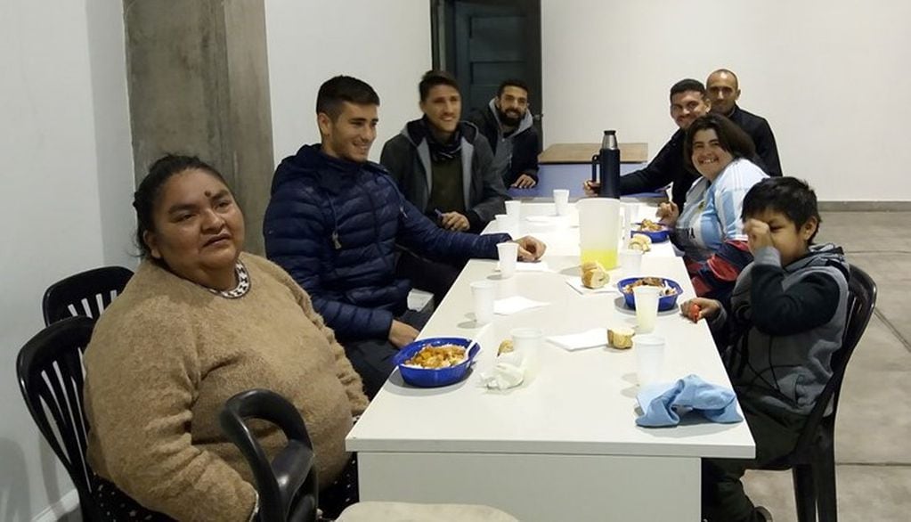 Jugadores del primer equipo de Gimnasia y Esgrima de Jujuy recibieron el sábado a personas que requirieron la asistencia ofrecida.