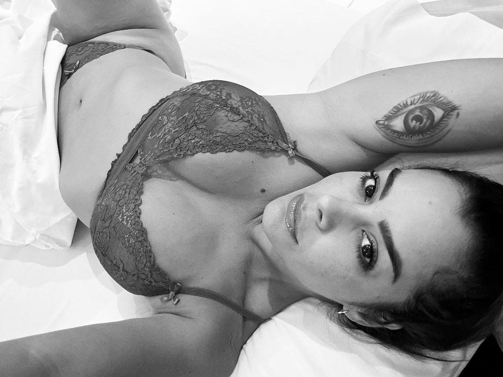 Larissa Riquelme hizo oídos sordos a la censura en Instagram y posó desde la cama en ropa interior.