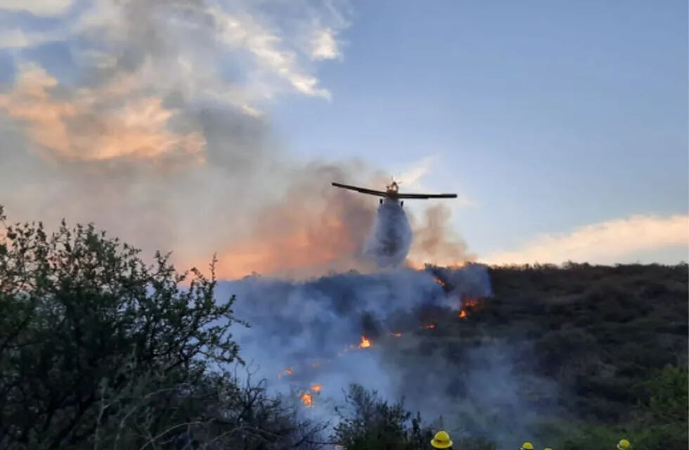 Lo que habría sido un descuido obligó a un arduo trabajo para contener el fuego en La Granja (Bomberos Voluntarios de La Granja)