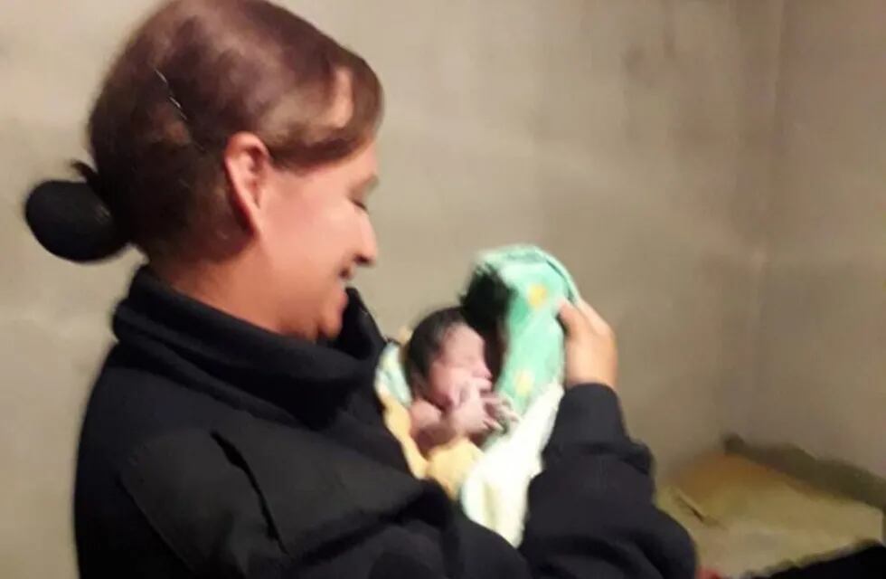 La suboficial y el bebé recién nacido. (Prensa Policía de Salta)