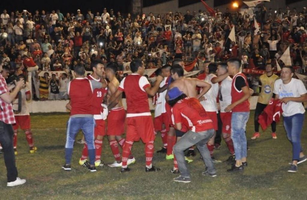 Huracán venció 1-0 a Sporting y se consagró campeón de la Copa Posadeña. (Foto: Twitter)