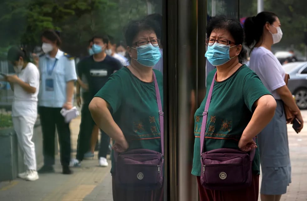 Un grupo de ciudadanos espera para hisoparse en Beijing, China, a causa de un nuevo brote de la variante Ómicron de Covid.