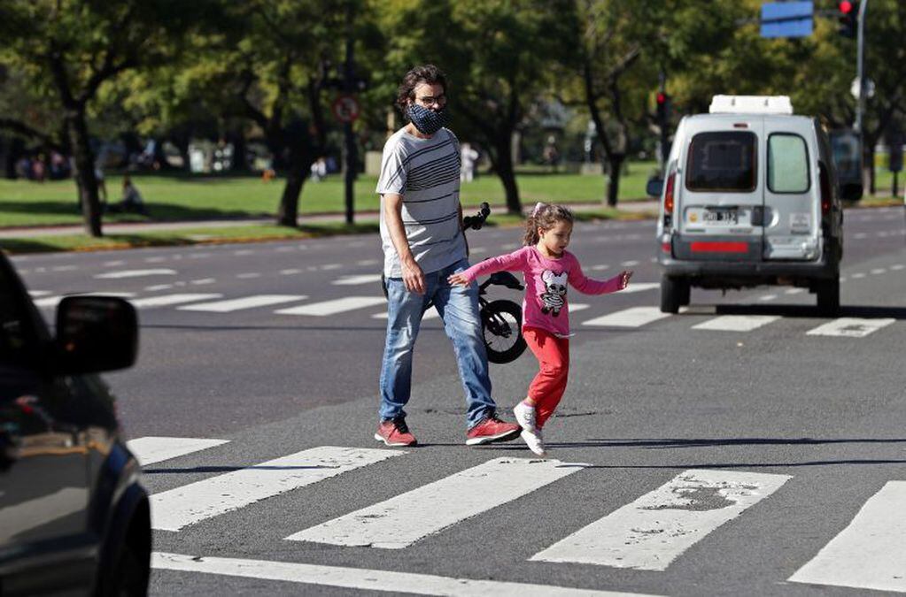 Un hombre camina junto a su hija en la Ciudad de Buenos Aires, el distrito con más casos de coronavirus (Foto: ALEJANDRO PAGNI / AFP)