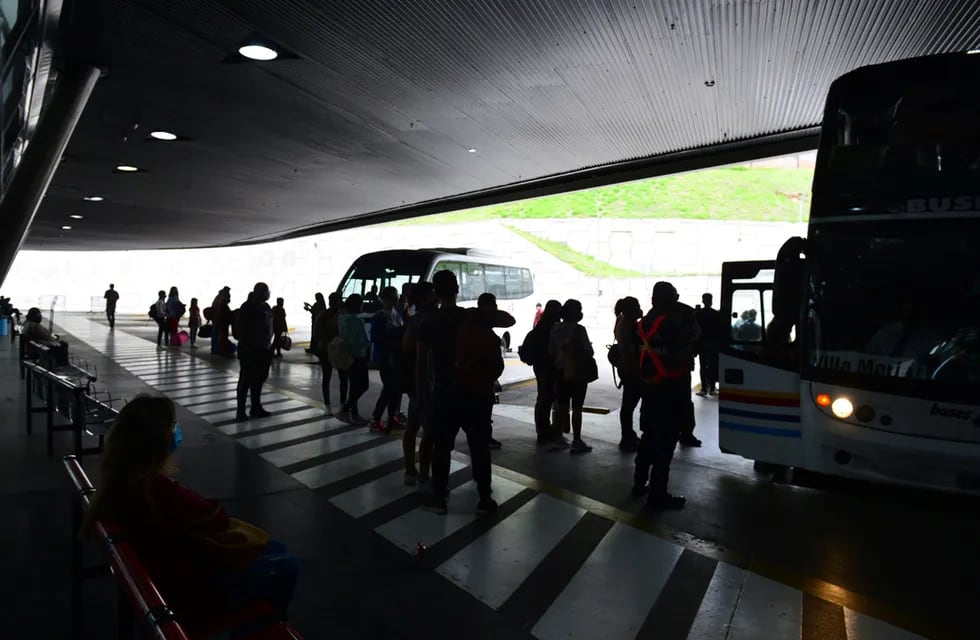  ID:4905781 terminal de omnibus se levanta el paro de aoita colectivos interurbanos bus pasajeros andenes 
foto jose hernandez