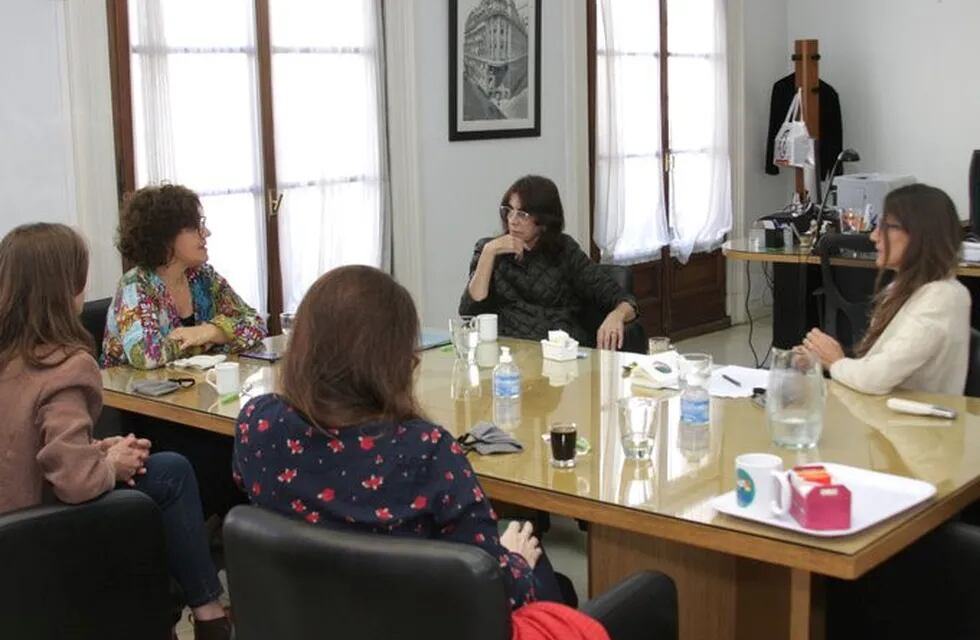 María Eugenia Bielsa reunida en el Ministerio de Hábitat (@MariaEBielsaOk)