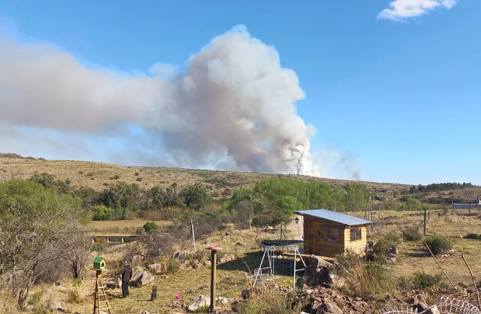 Así se ve el incendio de La Cumbre desde Villa Giardino. (Gentileza Marcelo González)