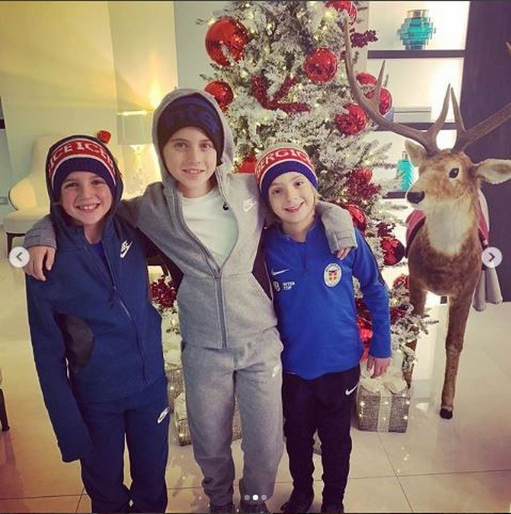 Wanda Nara compartió una foto de sus tres hijos varones en el rincón navideño de la casa