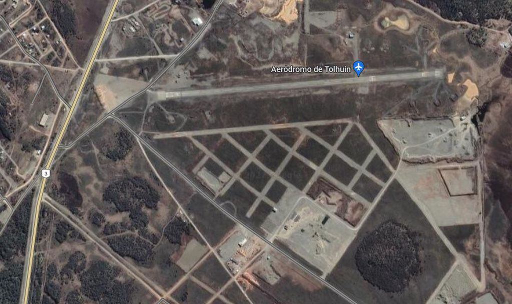 El Aeródromo de Tolhuin está a 2 km de la cuidad y tiene una cinta asfáltica de 1200 metros de longitod.