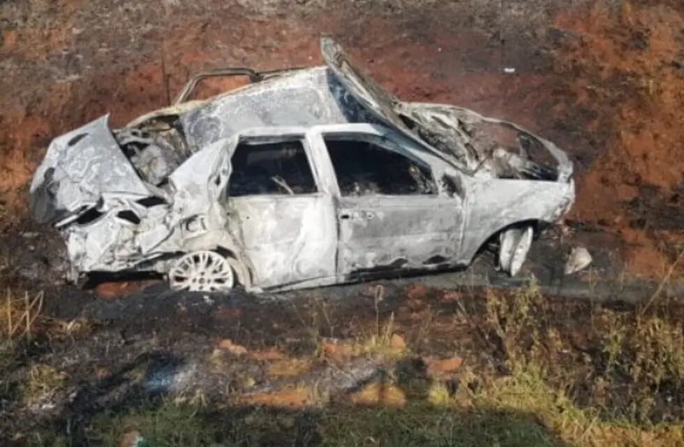 Lamentable accidente en San Vicente: despistó, su auto se incendió y falleció calcinado.